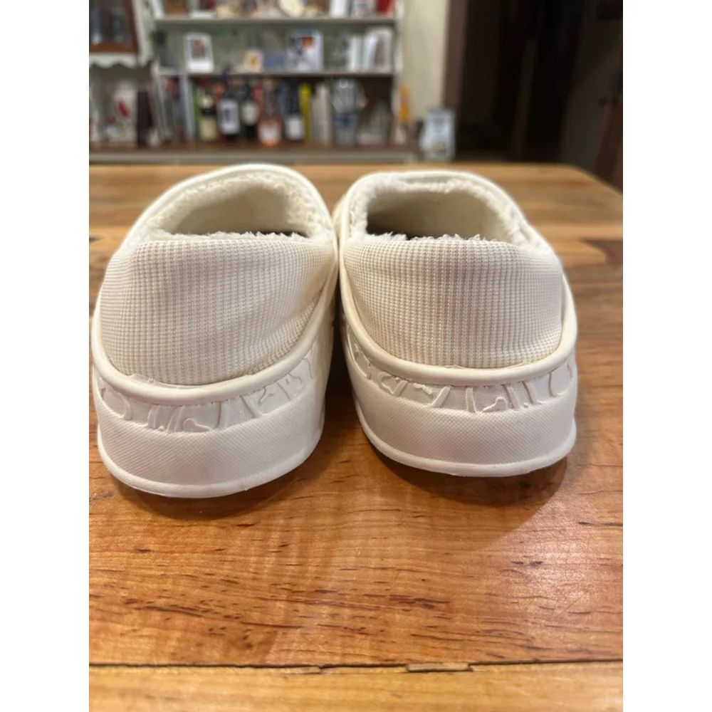 Man’s Unbranded White Slippers with Black Accents Size 10.5(44-45)